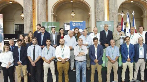 Integrantes del Banco República y Plaza Rural en el remate aniversario que se realizó en el Museo del Gaucho y la Moneda.