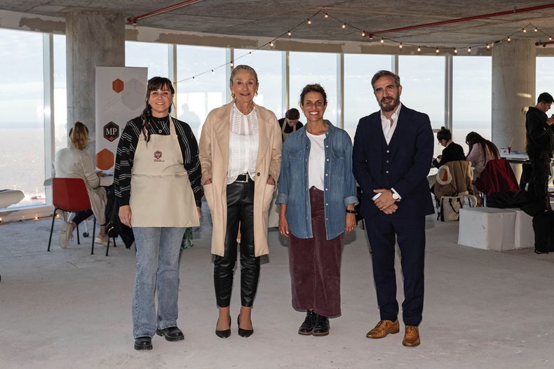 Artista visual Rosina Peluffo, gerenta de Marketing de WTC Alicia D’Agosto, gerenta de Marketing de MP Amorina Baggi y gerente de Medicina Corporativa de MP Andrés Álvarez
