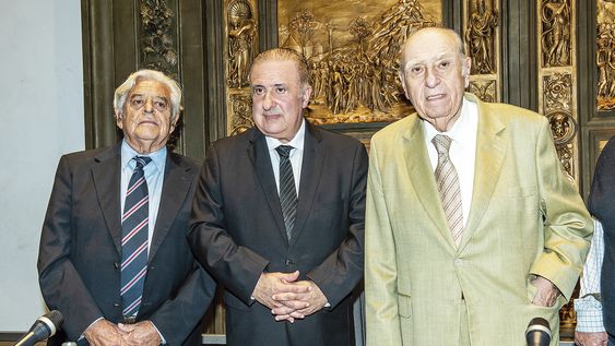 Expresidentes Luis Alberto Lacalle y Julio María Sanguinetti rodean al periodista Nelson Fernández.