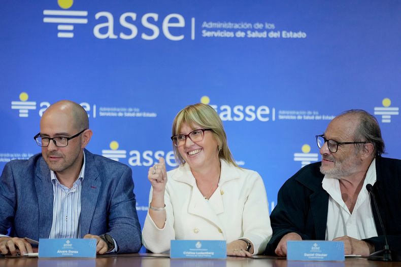 Álvaro Danza, Cristina Lustemberg y Daniel Olesker durante el acto de asunción del nuevo directorio en la sede de ASSE en abril.