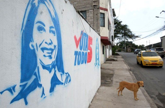 Un perro se para frente a un mural de Luisa González en Quito el 5 de febrero de 2025.