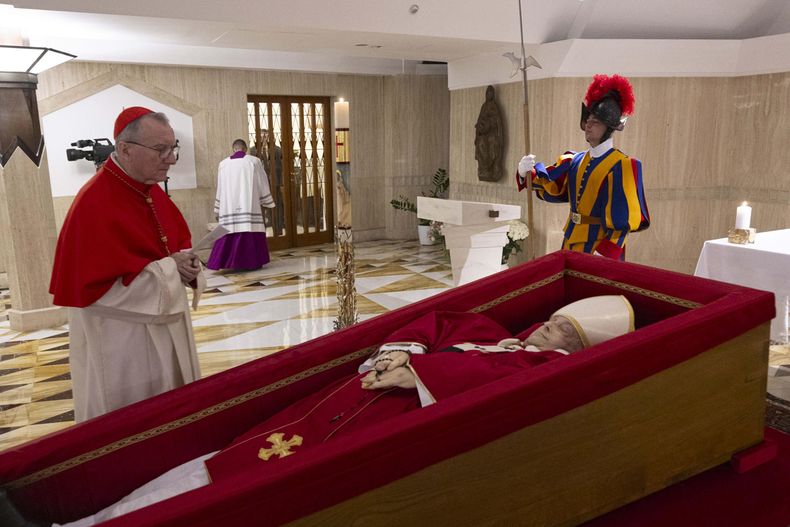 El Vaticano difundió las primeras imágenes del papa Francisco, fallecido este lunes a los 88 años, en el féretro de madera en la capilla de la que fue su residencia, la Casa Santa Marta