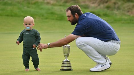 Scottie Scheffler junto a su hijo tras ganar el British Open