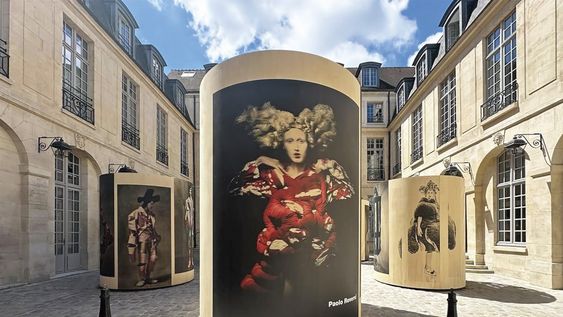 Los cilindros grises a la entrada de la tienda fueron diseñados por Rei Kawakubo y utilizados para exhibir fotografías del italiano Paolo Roversi Los cilindros grises a la entrada de la tienda fueron diseñados por Rei Kawakubo y utilizados para exhibir fotografías del italiano Paolo Roversi