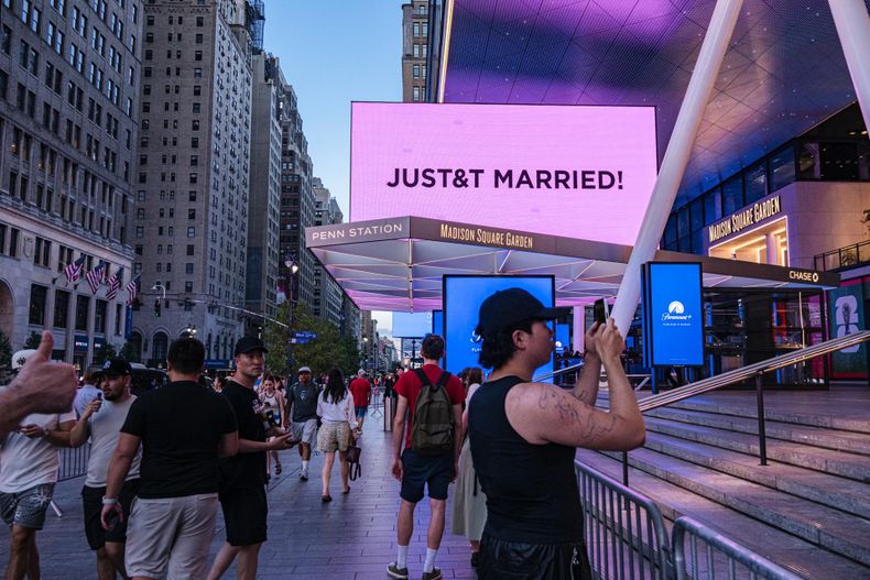 Los Swifties, fans de Taylor Swift, se toman fotos afuera del Madison Square Garden durante la celebración de la boda de Taylor Swift y Travis Kelce en Nueva York, Estados Unidos, el 3 de julio de 2026.