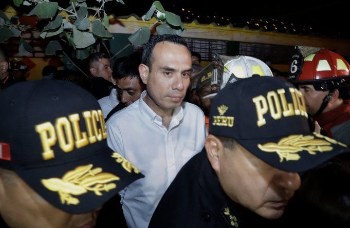 José Jeri rodeado de policías en el barrio San Juan de Miraflores, en Lima.