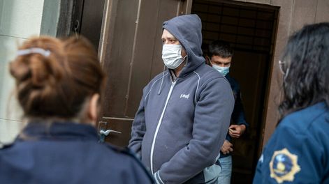 Carlos Taroco, exdirector de la cárcel de Santiago Vázquez, conducido desde la Fiscalía General de la Nación hasta el juzgado de Juan Carlos Gómez . Foto: Mauri