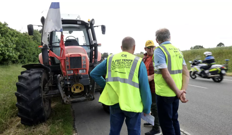 Miembros del sindicato de agricultores francés Coordination Rurale participan en una protesta en Wattignies, el 28 de mayo de 2025 al norte de Francia