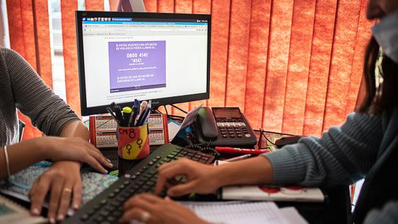 Atención en Comuna Mujer 8. Foto: Santiago Mazzarovich, Intendencia de Montevideo Atención en Comuna Mujer 8. Foto: Santiago Mazzarovich, Intendencia de Montevideo