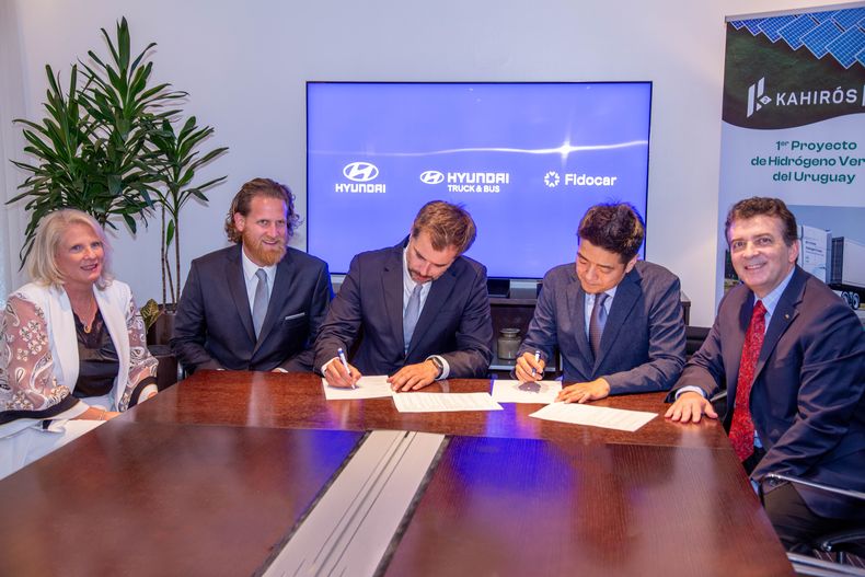 Firma del convenio entre Hyundai y Fidocar para la compra de camiones que Fidocar aportará al proyecto Kahirós