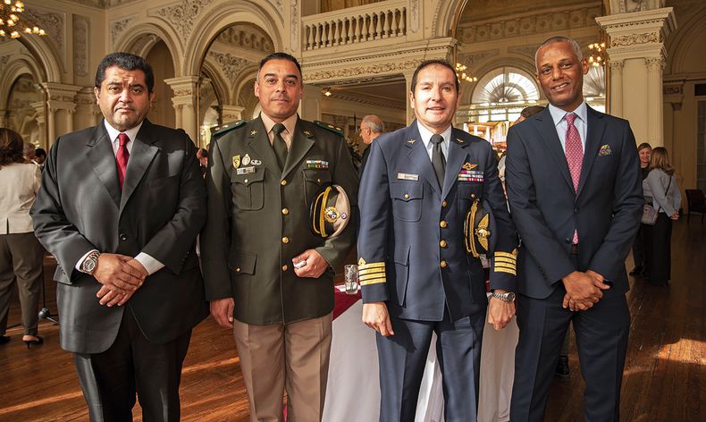 Ahmad Al Mohannadi y Saad Faraj Al Kubaisi, de la Embajada de Catar, rodean al subdirector de la Escuela Nacional de Operaciones de Paz mayor Leonardo Sánchez y al coronel de la Fuerza Aérea Andrés Leal