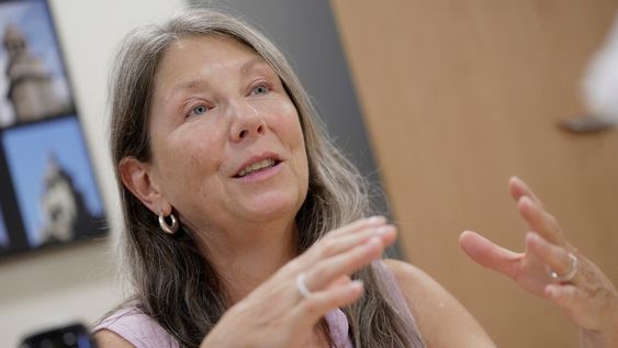 Niki Johnson durante la entrevista con Búsqueda Niki Johnson durante la entrevista con Búsqueda