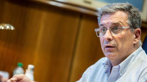 Alejandro Stipanicic durante la entrevista con Búsqueda. Foto: Mauricio Zina / adhocFOTOS