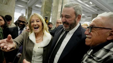 Mario Bergara, durante su asunción como intendente de Montevideo, acompañado por la exintendenta Carolina Cosse, en el atrio de la Intendencia