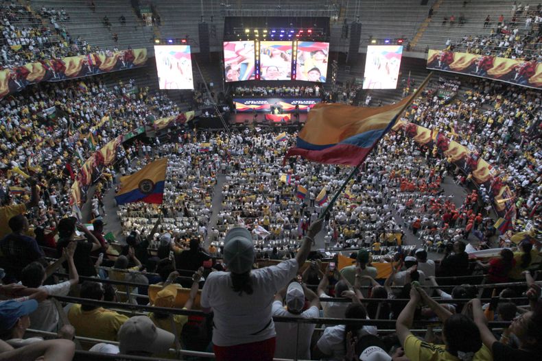 Simpatizantes del candidato a la Presidencia de Colombia Abelardo de la Espriella asisten a su cierre de campaña, en Medellín (Colombia).&nbsp;