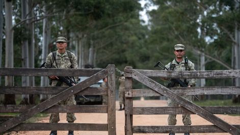 Militares en el Batallón 14 de Infantería en Toledo, Canelones, donde se hallaron restos óseos. Foto: Santiago Mazzarovich / adhocFOTOS.