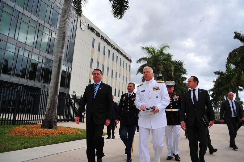El año pasado Jair Bolsonaro visitó a Craig Faller para conversar sobre la creciente alianza de defensa entre Brasil y Estados Unidos. Foto: USS Command.