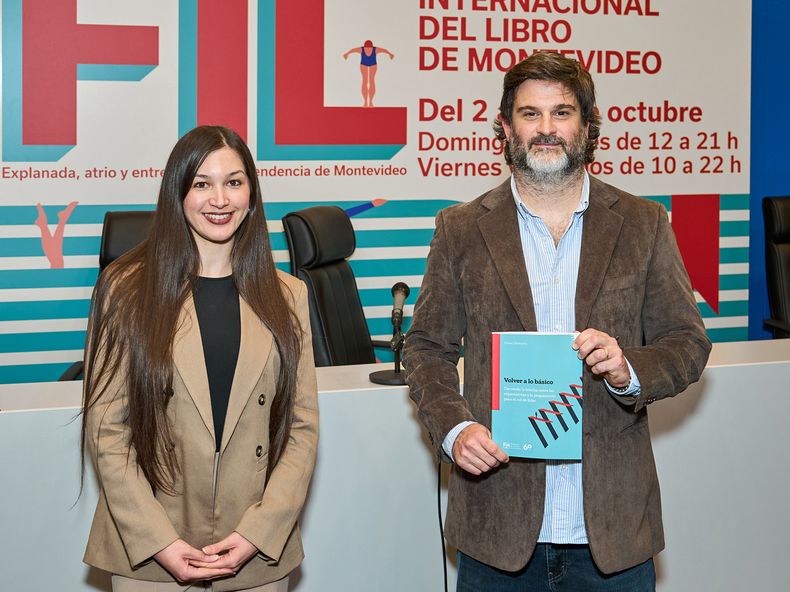 Stefani Cossatti, de Fundación Cultura Universitaria, y el autor Mateo Bervejillo.