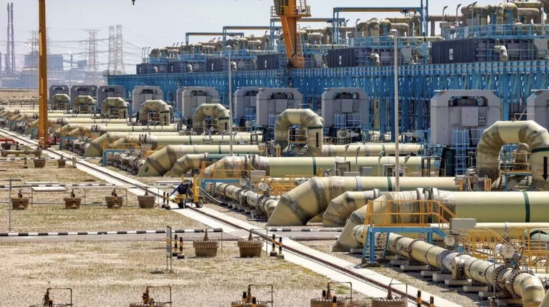 Esta fotografía, tomada el 30 de marzo de 2023, muestra una vista de la planta desalinizadora de Ras al-Khair, propiedad de la Saline Water Conversion Corporation (SWCC) del gobierno saudí, situada en la costa del Golfo, al este de Arabia Saudí. (imagen ilustrativa)