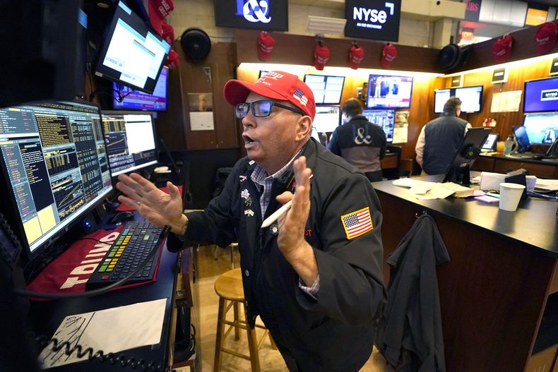 Un operador festeja en Wall Street el triunfo de Donald Trump en Estados Unidos