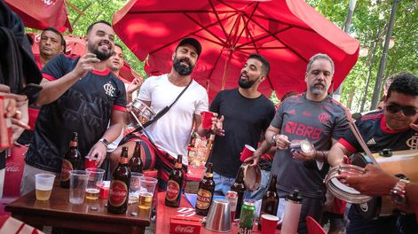Hinchas de Flamengo toman antes de la final de la Copa Libertadores en Montevideo. Foto: Ricardo Antunez / adhocFOTOS