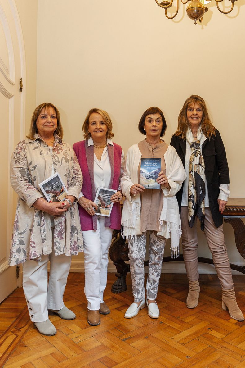 De Biblioteca Nuestros Hijos: Cristina Nogueira, María Sara Echavarren, presidenta Claudia Pérez del Castillo y directiva Sandra Maquirriain