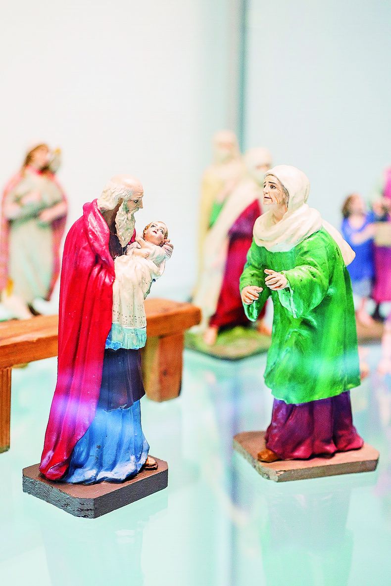 Aunque parte de episodios bíblicos —desde Adán y Eva hasta la última cena—, muchas escenas representadas por Nieva provienen de evangelios apócrifos, textos antiguos sobre Jesús y sus apóstoles que no fueron incluidos en la Biblia.