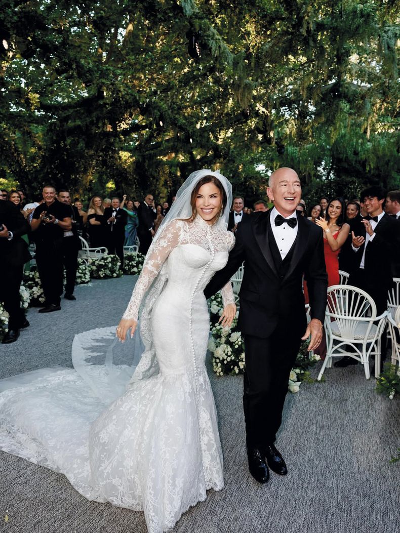 Lauren Sánchez llevó un vestido de Dolce&Gabbana inspirado en el que usó&nbsp;Sophia Loren en la película Houseboat, mientras que Bezos optó por un clásico&nbsp;esmoquin de Armani