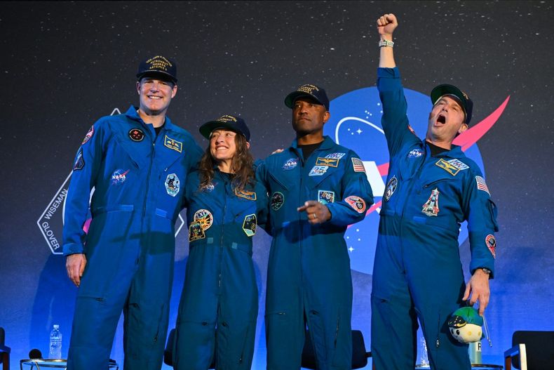os astronautas de la misión Artemis II de la NASA, Jeremy Hansen, Christina Koch, Victor Glover y el comandante Reid Wiseman, de la Agencia Espacial Canadiense, reaccionan durante una ceremonia de bienvenida en la Base de la Reserva Conjunta de Ellington Field en Houston, Texas, el 11 de abril de 2026.