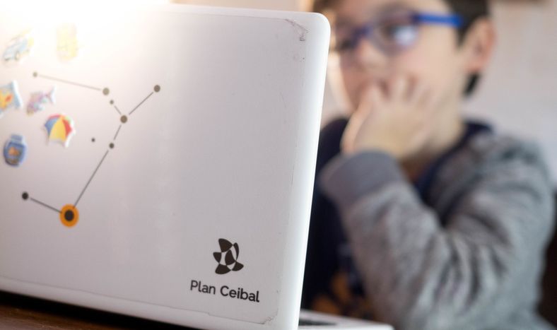 Estudiante con su computadora de Ceibal