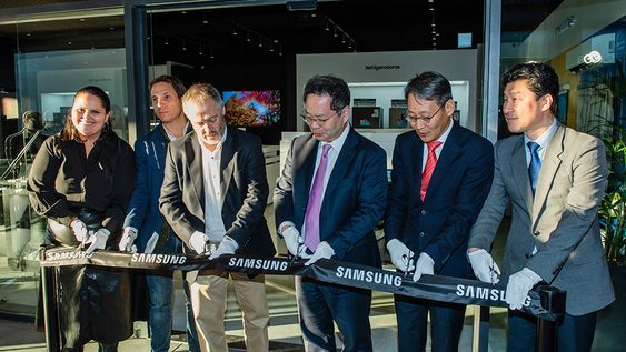 Gerenta de Marketing de Samsung Uruguay Victoria Coitiño, gerente Comercial de Visuar Manuel Luelmo, director de Samsung Uruguay Alejandro Song, presidente y CEO para Latinoamérica HS Jo, presidente de Samsung Central America y Caribe, Zezinho Lee