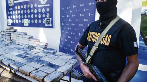 Un oficial de la Dirección General de Represión del Tráfico Ilícito de Drogas tras un operativo. Foto: Javier Calvelo / adhocFOTOS