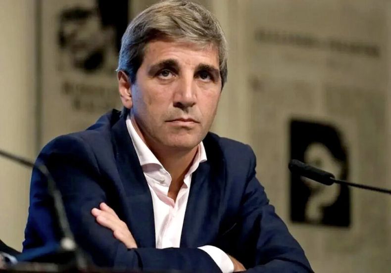 El ministro de Economía argentino, Luis Caputo, al anunciar sus primeras medidas