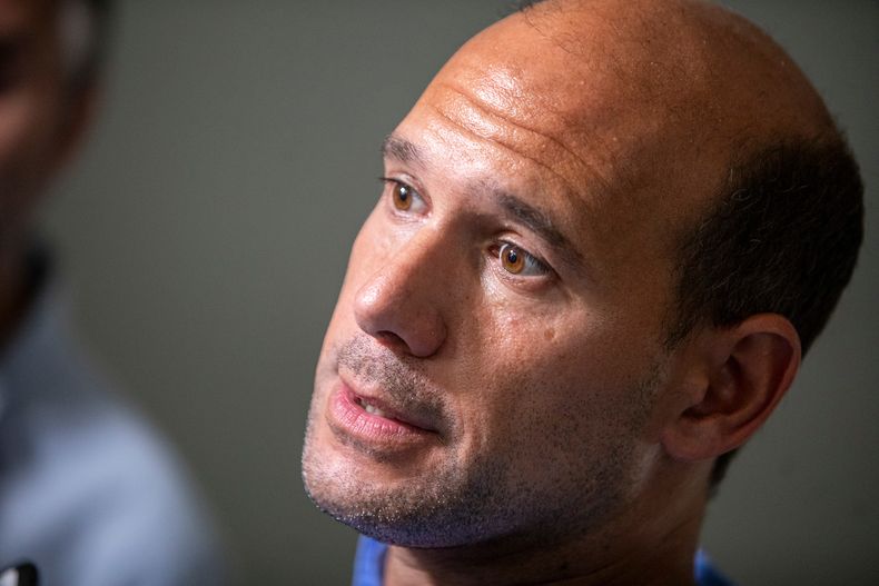 Martín Lema durante una recorrida en el barrio Bella Vista, en Montevideo