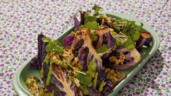 repollo a la plancha con reina verde y migas crocantes, una receta de lucia soria