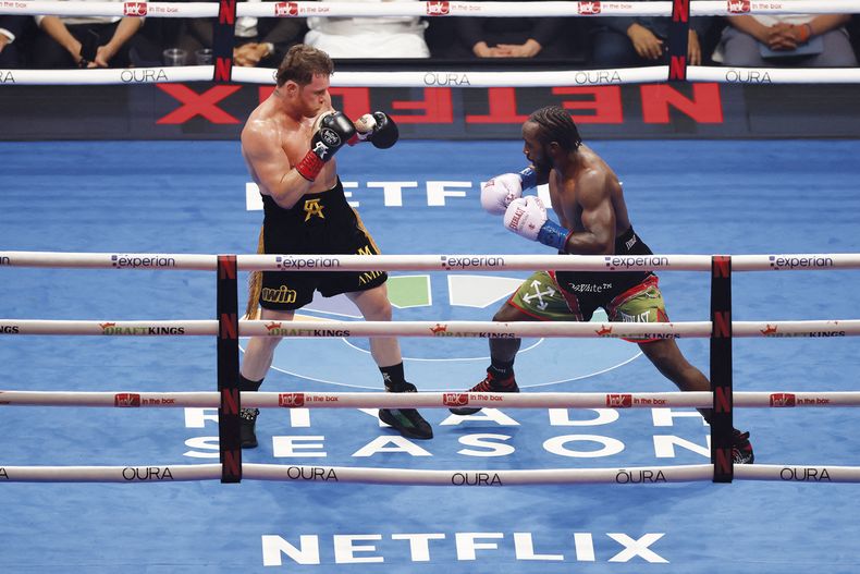 Tensi&oacute;n entre Canelo &Aacute;lvarez y Terence Crawford en su pelea por el t&iacute;tulo indiscutible de peso supermediano durante la Noche de Pelea Canelo vs. Crawford de Netflix.