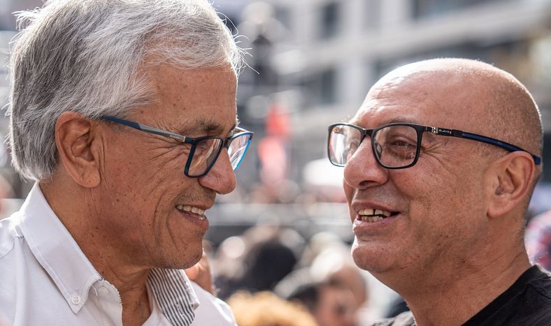 El ministro Castillo y el presidente del PIT-CNT en el acto por el Día de los Trabajadores