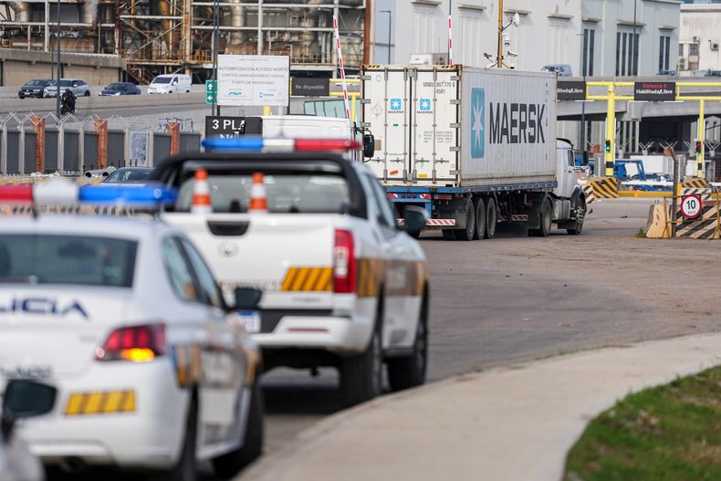 Móviles de la Policía Nacional recorren los accesos de carga al Puerto de Montevideo, en 2025. 