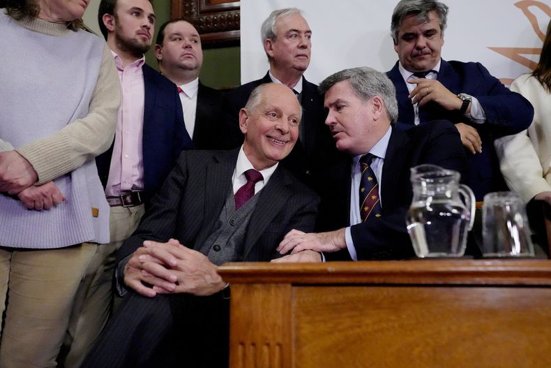Gustavo Salle y Pedro Bordaberry en la conferencia de prensa en que anunciaron la solicitud de que se instale una comisión investigadora por María Dolores.