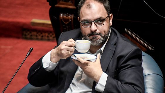 Charles Carrera durante una sesión en el Parlamento, en 2024 Charles Carrera durante una sesión en el Parlamento, en 2024