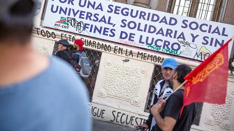 Paro general y manifestación en contra de la reforma jubilatoria en marzo de 2023. Foto: Mauricio Zina / adhocFOTOS