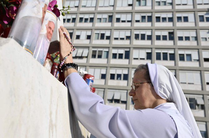 Fieles católicos oran por la recuperación del papa Francisco.