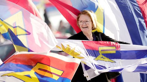 Banderazo del Frente Amplio en la rambla de Montevideo, el 3 de noviembre