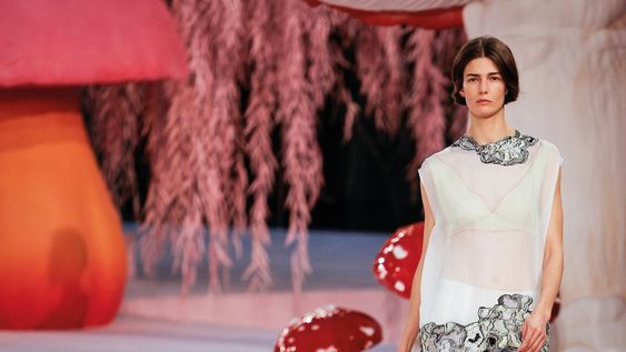 En su debut en alta costura, Matthieu Blazy logró que en Chanel convivieran el tweed con materiales ligeros, como gasas y transparencias. En su debut en alta costura, Matthieu Blazy logró que en Chanel convivieran el tweed con materiales ligeros, como gasas y transparencias.