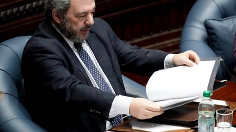 Mario Bergara, durante la interpelación a los entonces ministros del Interior, Luis Alberto Heber, y de Relaciones Exteriores, Francisco Bustillo, por el otorgamiento del pasaporte a Sebastián Marset