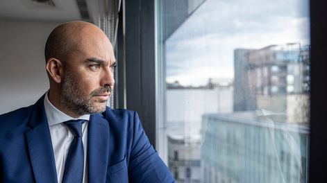 Hebert Paguas en su oficina de Agesic en la Torre Ejecutiva en Montevideo durante la entrevista con Búsqueda. Foto: Mauricio Zina / adhocFOTOS
