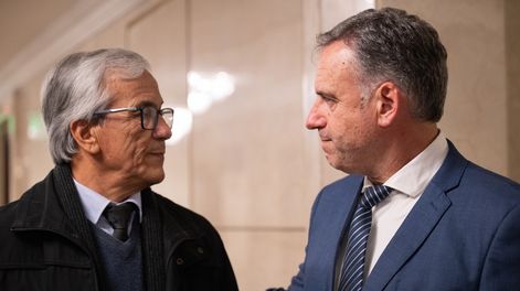 Juan Castillo, ministro de Trabajo y Seguridad Social, junto al presidente Yamandú Orsi.