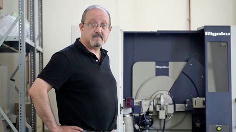 Ávaro Mombrú, en su despacho de la Facultad de Química. Foto: Unidad de Comunicación de la Udelar