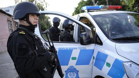 Policía en operativo. Foto: Javier Calvelo / adhocFOTOS