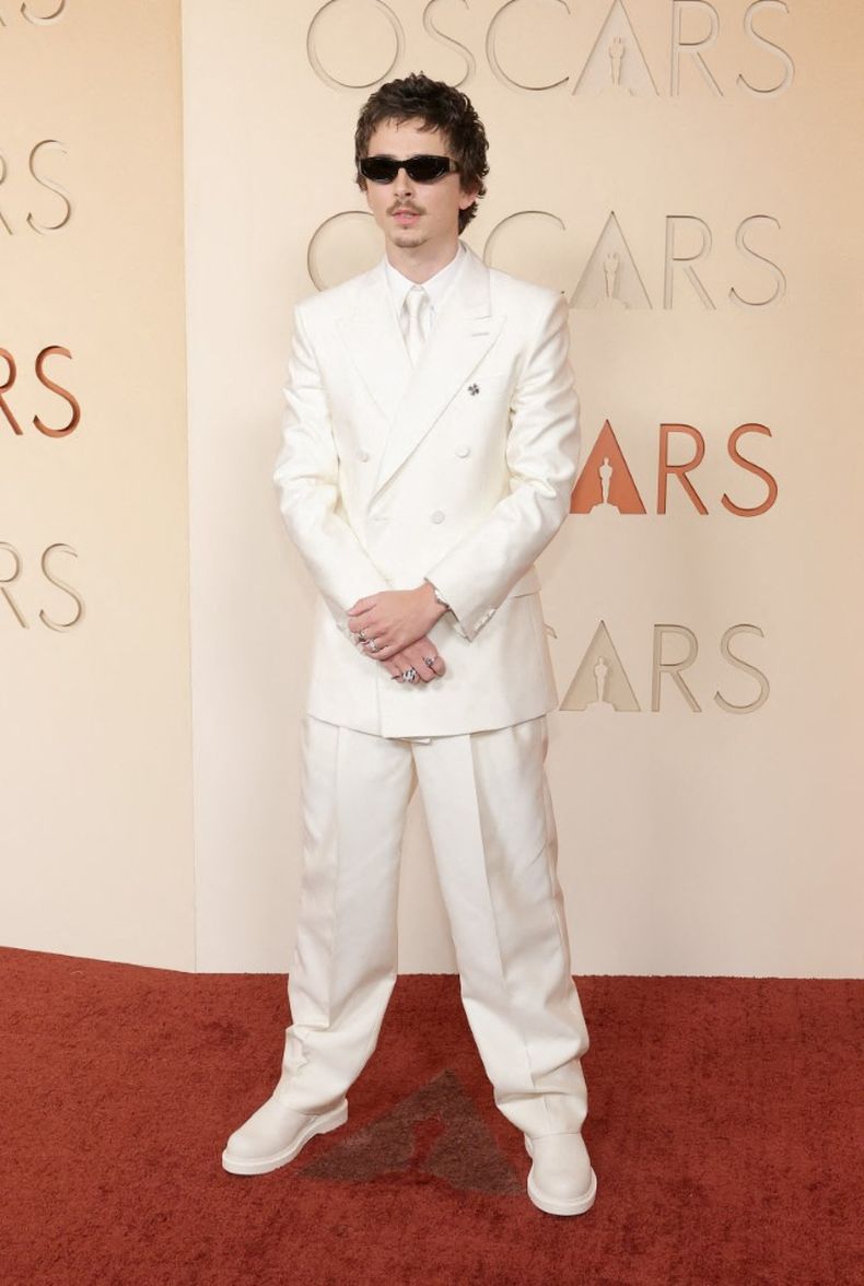 Timothée Chalamet, nominado a Mejor actor por Marty Supremo, lució un conjunto de Givenchy que combina diferentes tonos y texturas de blanco.